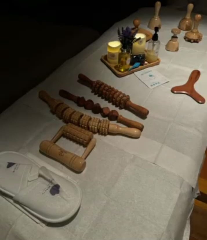 Outils de massage en bois, huiles et serviettes préparés au spa La Vita à Sousse